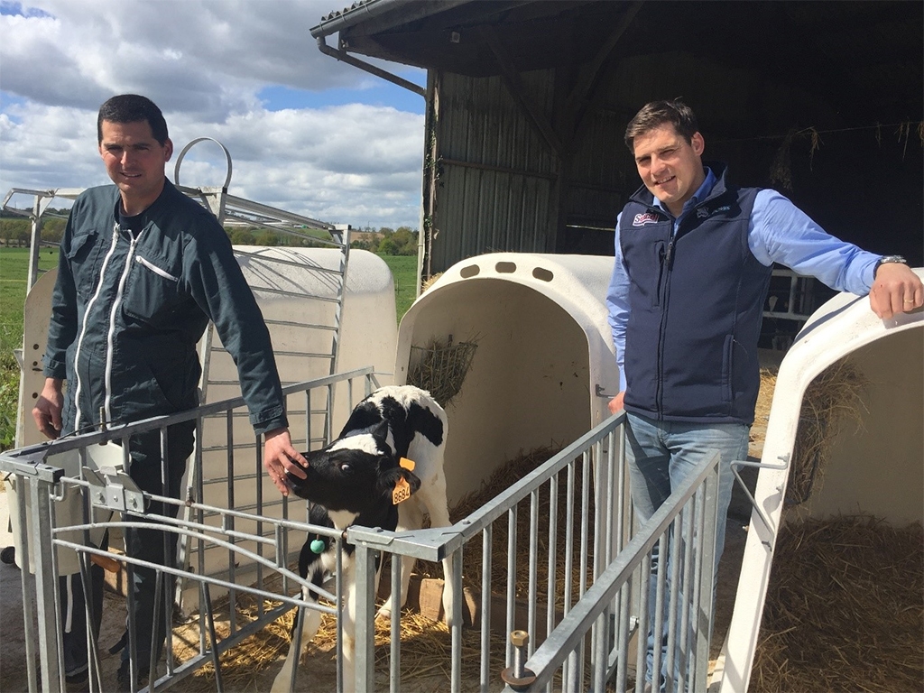 Cyril Orain, éleveur de Bain-de-Bretagne (35) accompagné de Julien Gardan, son technicien BOVEC